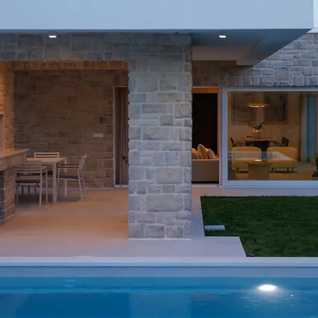 Villa Olea 2024 Heated Pool -sauna -400 M Kastela